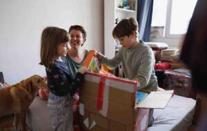kinderen die spullen inpakken in dozen