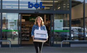 vrouw die bij Bol verhuisdozenloods verhuisdozen heeft gekocht